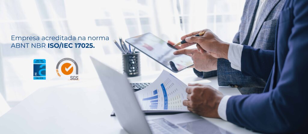 Auditores verificando papéis ER Analaítica empresa acreditada