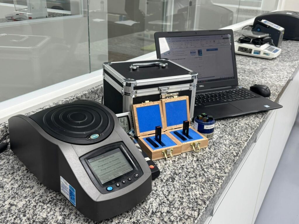 Espectrofotômetro Hach e kits de calibração óptica com padrões em bancada de laboratório para análise e medição da qualidade da água.