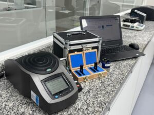 Espectrofotômetro Hach e kits de calibração óptica com padrões em bancada de laboratório para análise e medição da qualidade da água.