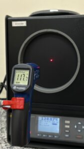 Termômetro infravermelho Incoterm com mira laser realizando medição em frente de corpo negro durante processo de calibração de temperatura em laboratório.