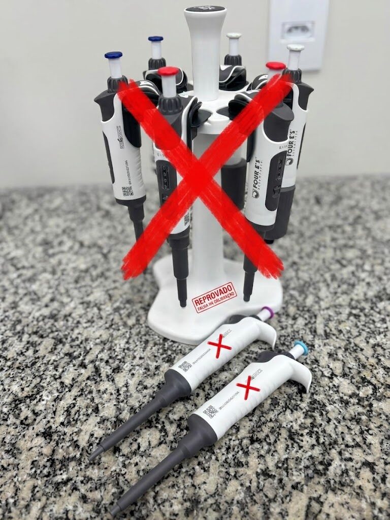 Micropipetas de laboratório com marcação vermelha de reprovação e carimbo indicando falha no processo de calibração RBC.